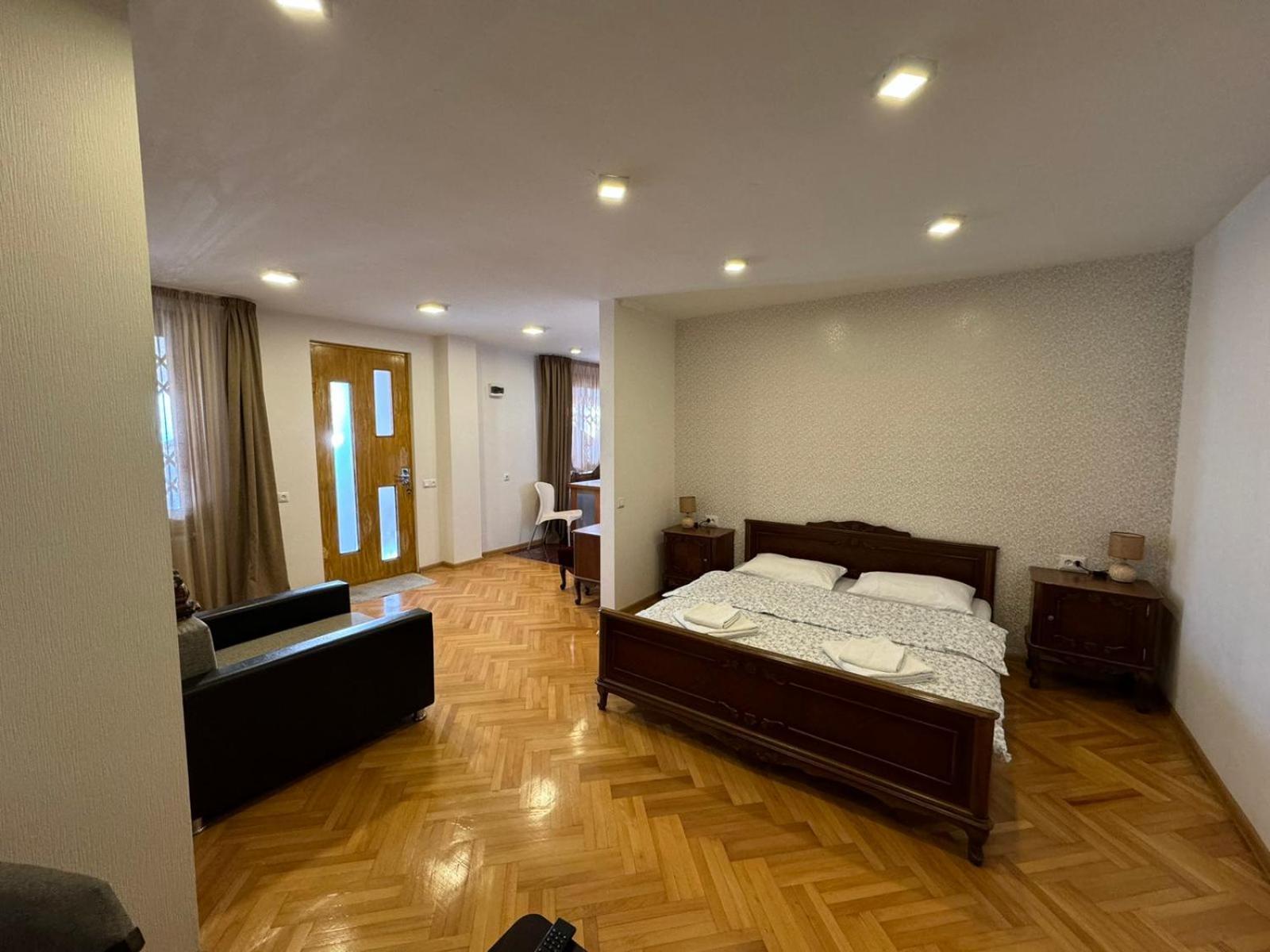 K&N Guesthouse Tbilisi Esterno foto