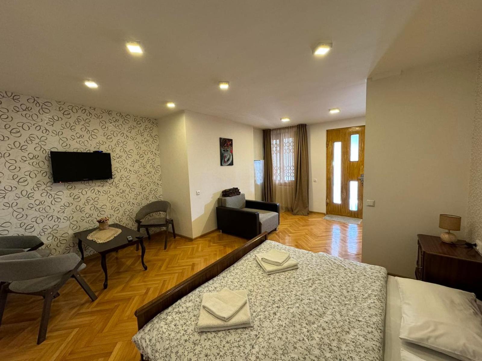 K&N Guesthouse Tbilisi Esterno foto