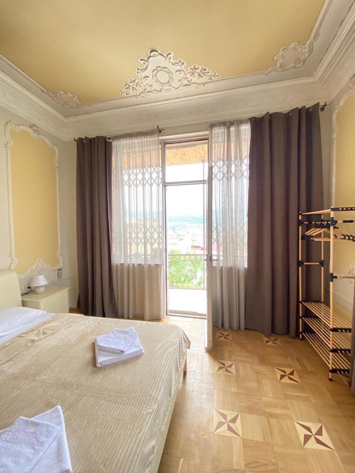 K&N Guesthouse Tbilisi Esterno foto