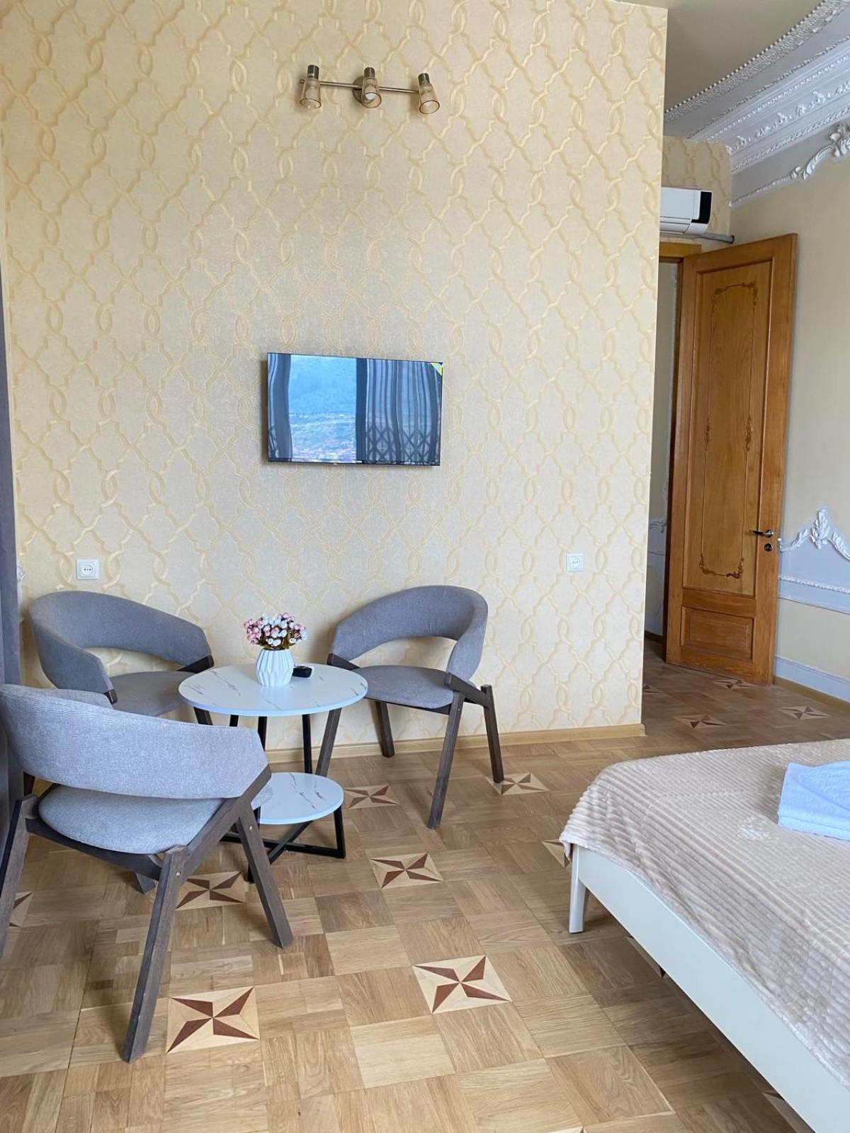 K&N Guesthouse Tbilisi Esterno foto
